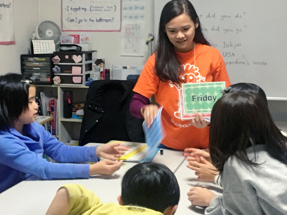 小学・わくわくコース：フラッシュカードで英単語を目で見て、耳で聞いて発音して覚える